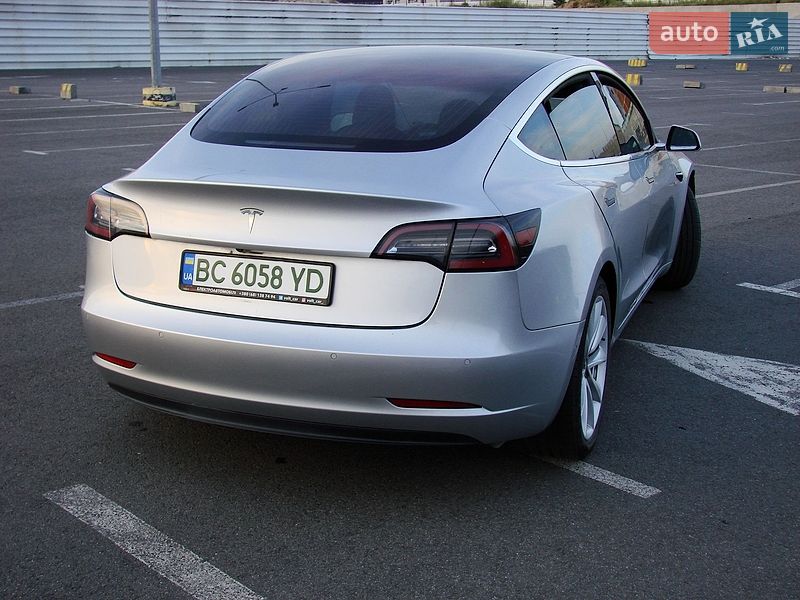 Седан Tesla Model 3 2018 в Львове