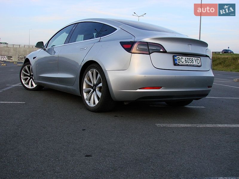 Седан Tesla Model 3 2018 в Львове