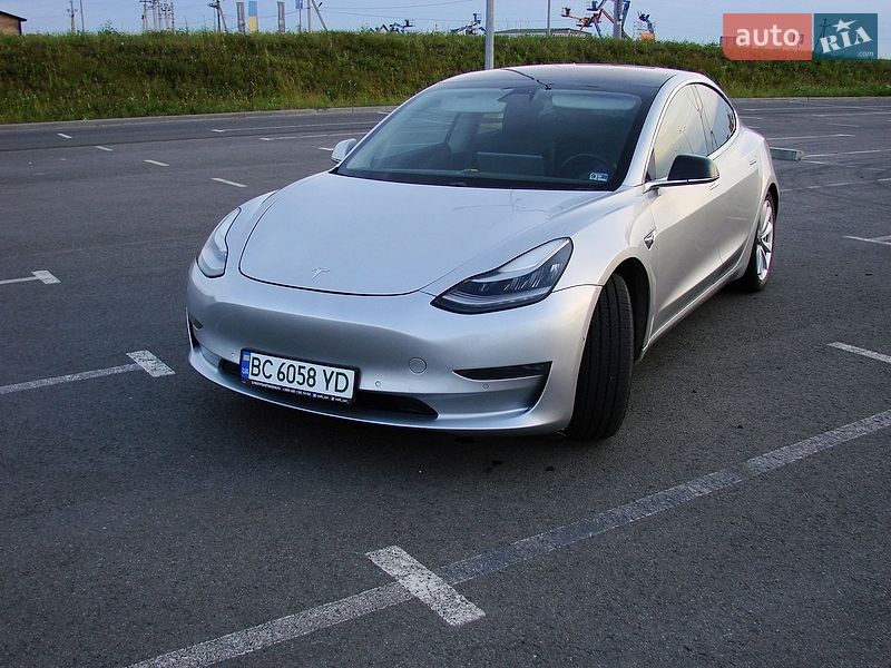 Седан Tesla Model 3 2018 в Львове