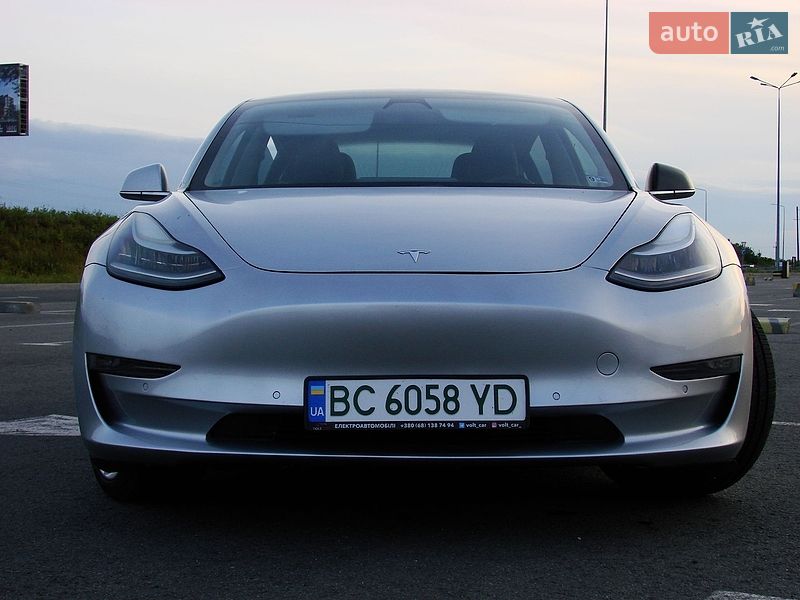 Седан Tesla Model 3 2018 в Львове