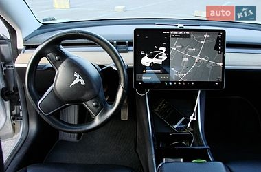 Седан Tesla Model 3 2018 в Львове