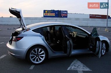 Седан Tesla Model 3 2018 в Львове