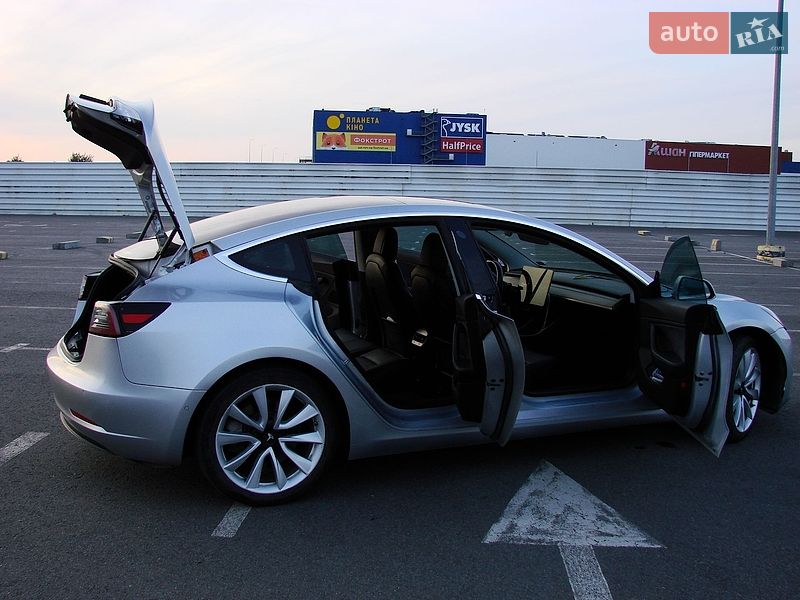 Седан Tesla Model 3 2018 в Львове