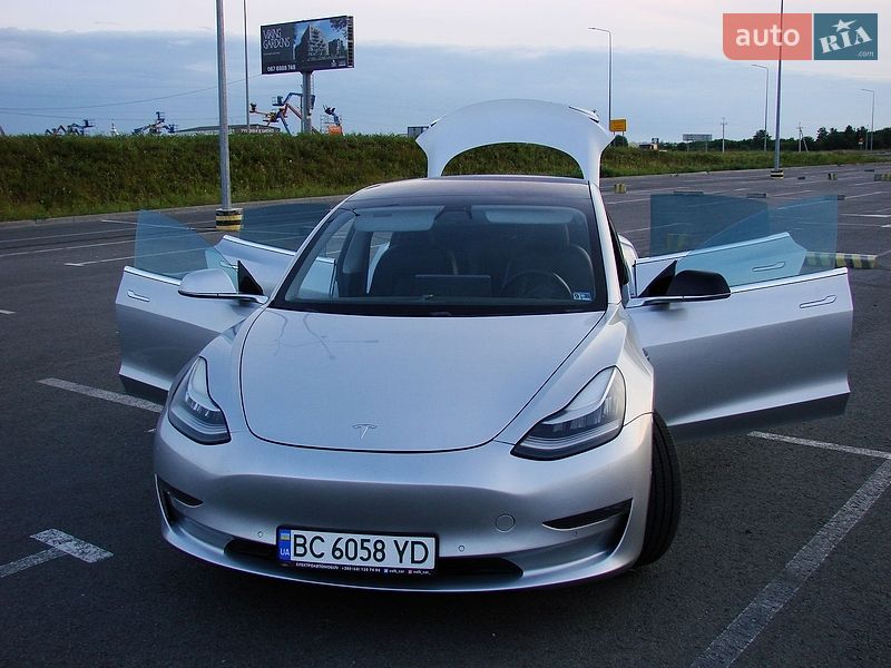 Седан Tesla Model 3 2018 в Львове