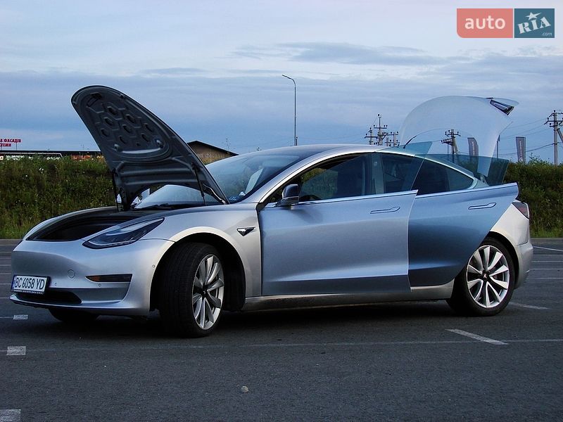 Седан Tesla Model 3 2018 в Львове