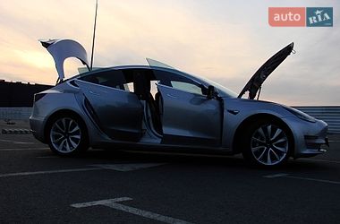 Седан Tesla Model 3 2018 в Львове