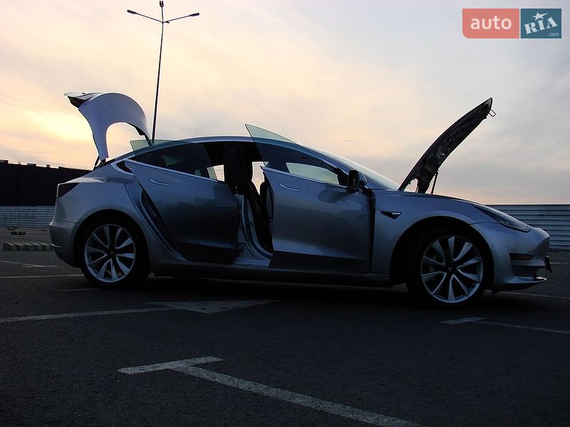 Седан Tesla Model 3 2018 в Львове