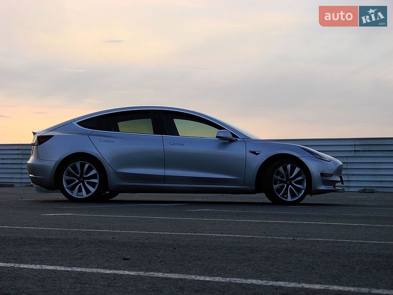 Седан Tesla Model 3 2018 в Львове