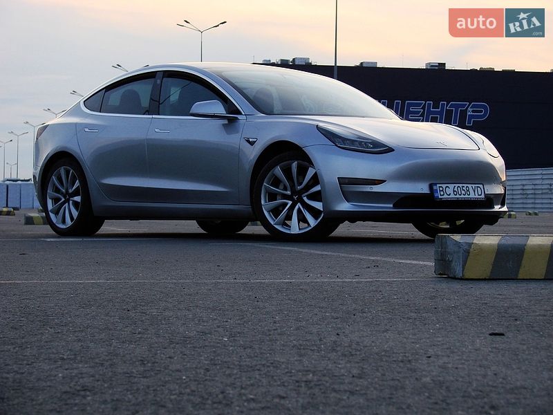 Седан Tesla Model 3 2018 в Львове