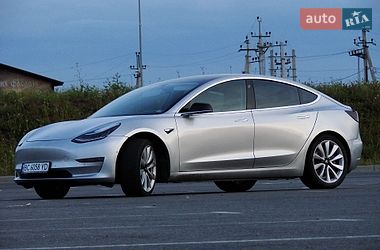 Седан Tesla Model 3 2018 в Львове