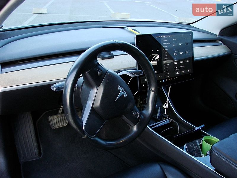 Седан Tesla Model 3 2018 в Львове