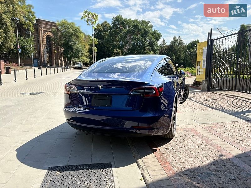 Седан Tesla Model 3 2023 в Кропивницком