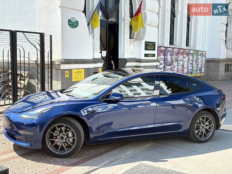 Седан Tesla Model 3 2023 в Кропивницком