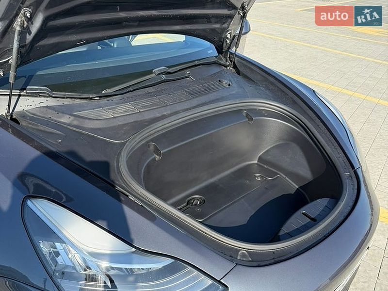 Седан Tesla Model 3 2020 в Львове