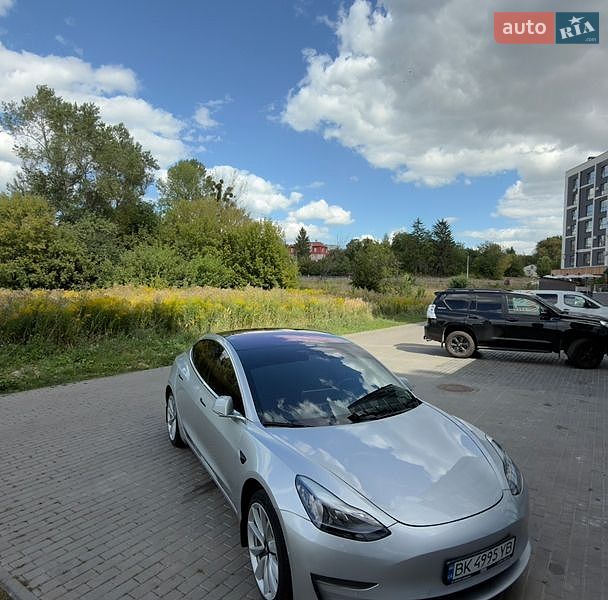 Седан Tesla Model 3 2018 в Рівному