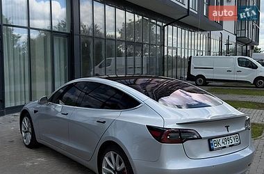 Седан Tesla Model 3 2018 в Рівному
