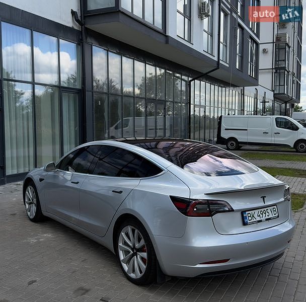 Седан Tesla Model 3 2018 в Рівному