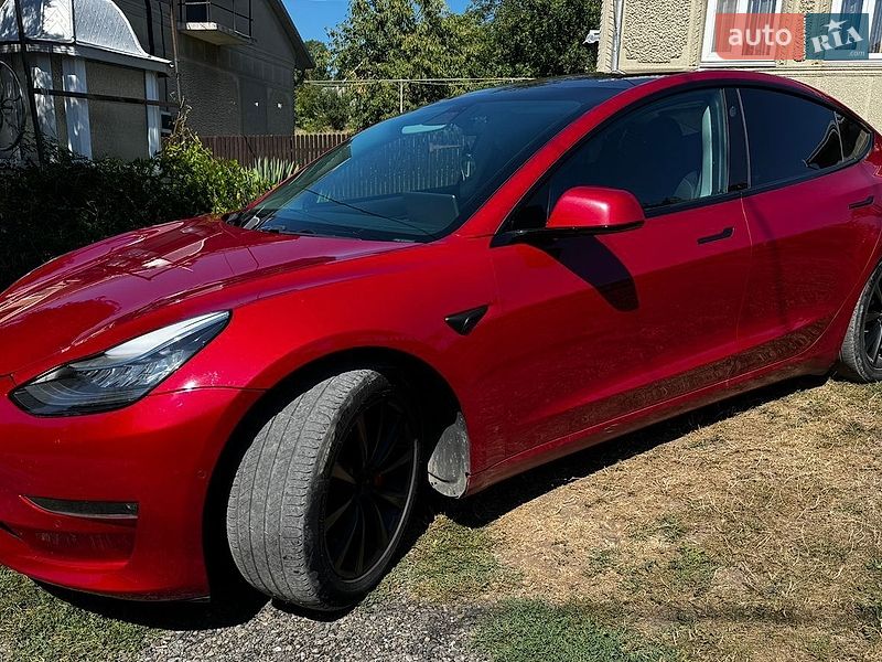 Седан Tesla Model 3 2019 в Чернівцях