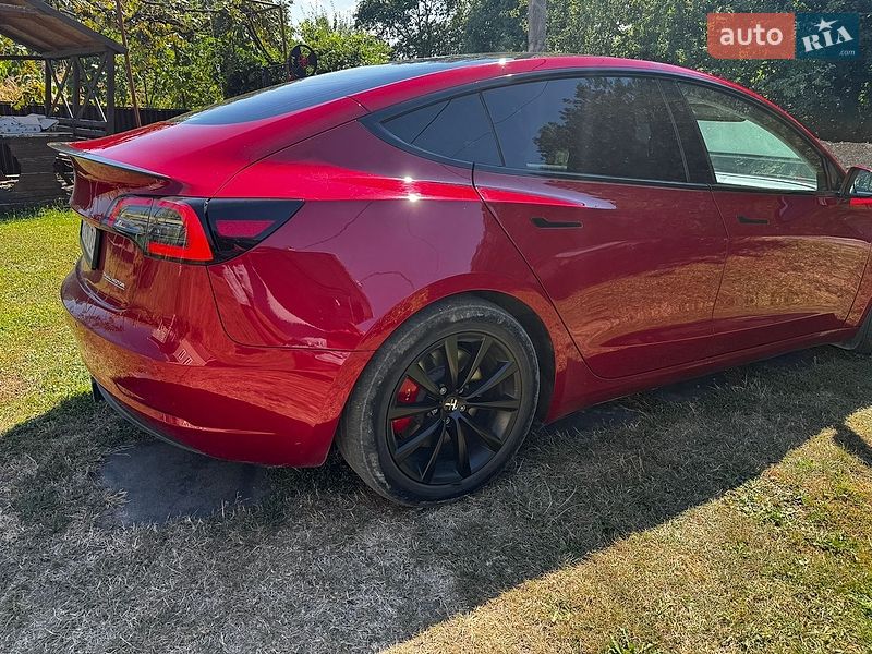Седан Tesla Model 3 2019 в Чернівцях