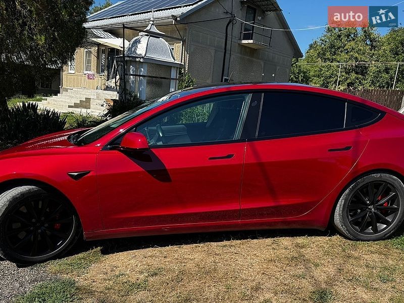 Седан Tesla Model 3 2019 в Чернівцях