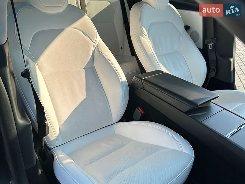 Седан Tesla Model 3 2024 в Виннице