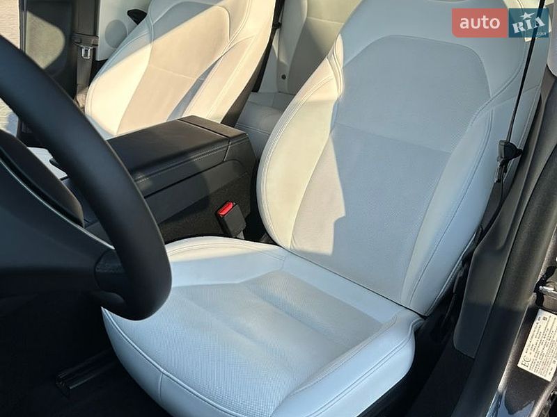 Седан Tesla Model 3 2024 в Виннице