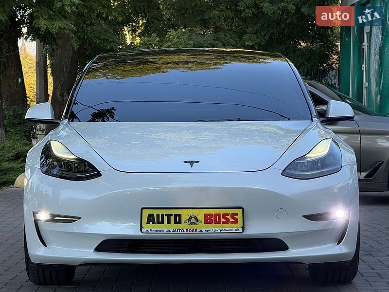 Седан Tesla Model 3 2023 в Николаеве