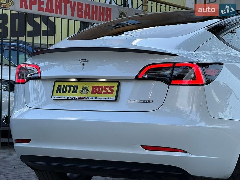 Седан Tesla Model 3 2023 в Николаеве