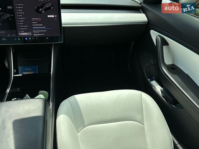 Седан Tesla Model 3 2018 в Києві