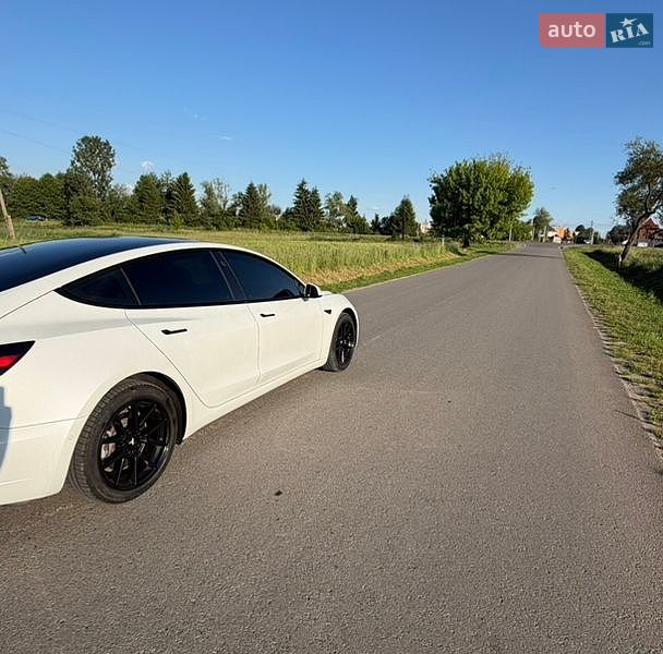 Седан Tesla Model 3 2021 в Самборе
