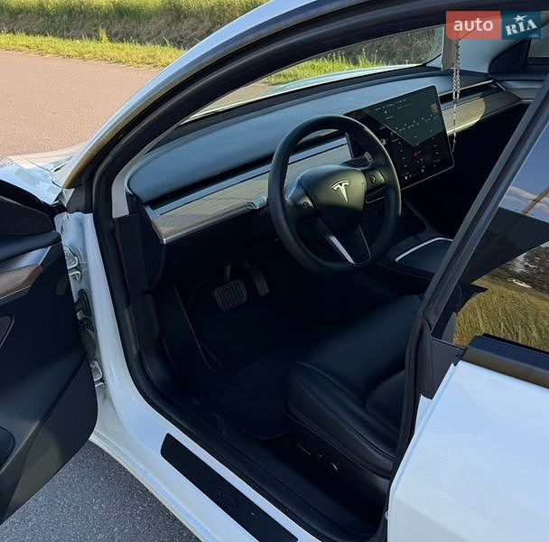 Седан Tesla Model 3 2021 в Самборе