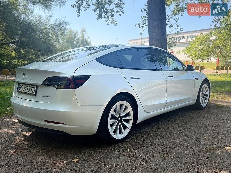 Седан Tesla Model 3 2021 в Львове
