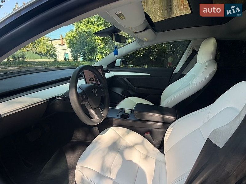 Седан Tesla Model 3 2021 в Львове