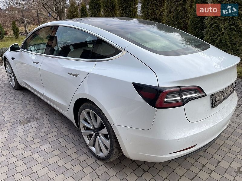 Седан Tesla Model 3 2018 в Городке