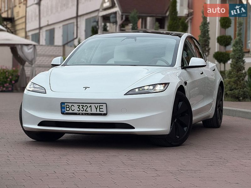 Tesla Model 3, photos from the listing