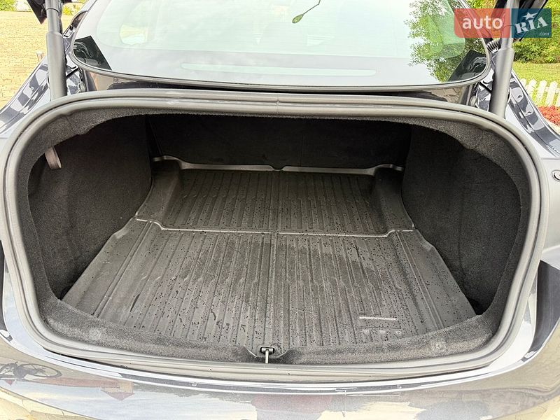 Седан Tesla Model 3 2024 в Тернополе