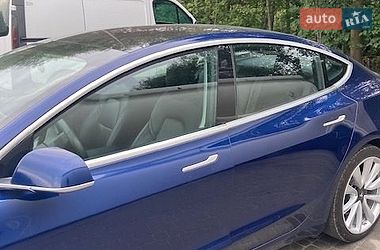 Седан Tesla Model 3 2018 в Львові