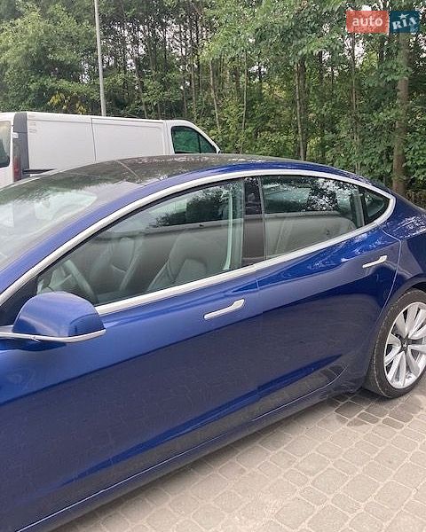 Седан Tesla Model 3 2018 в Львові