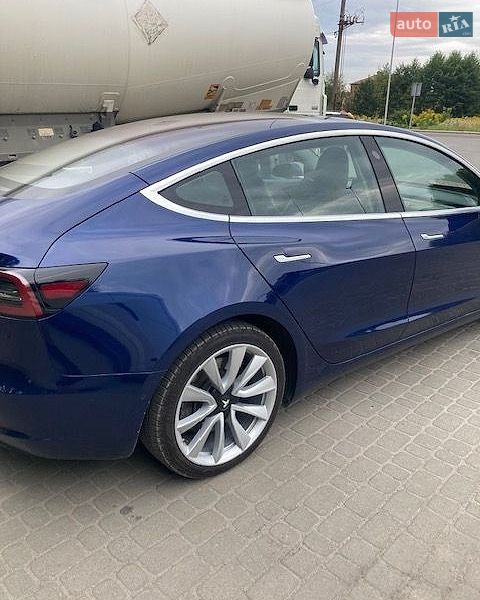 Седан Tesla Model 3 2018 в Львові