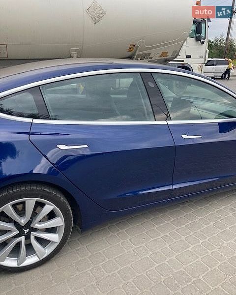 Седан Tesla Model 3 2018 в Львові
