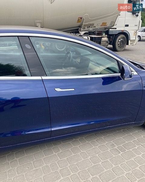 Седан Tesla Model 3 2018 в Львові