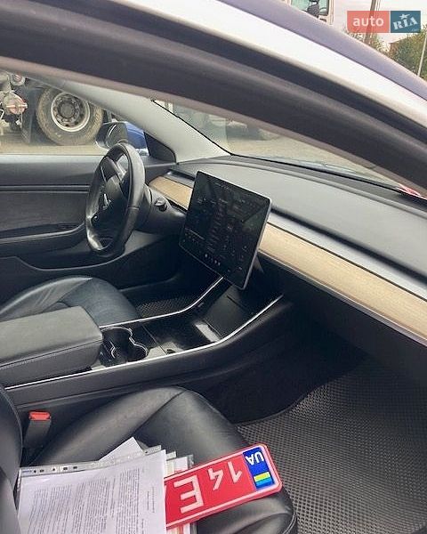 Седан Tesla Model 3 2018 в Львові