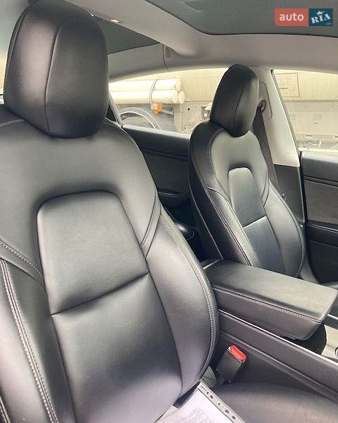 Седан Tesla Model 3 2018 в Львові