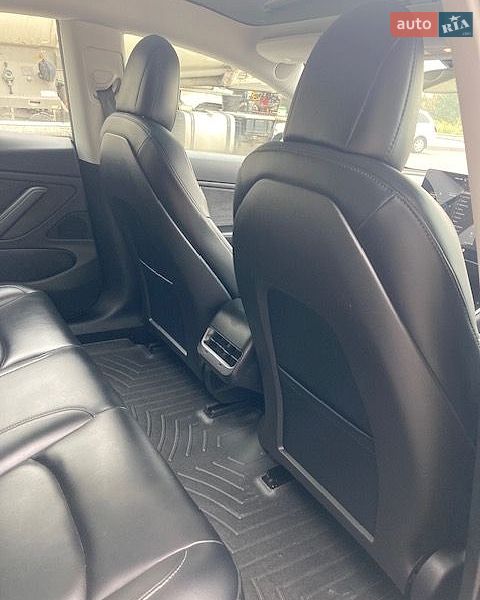 Седан Tesla Model 3 2018 в Львові