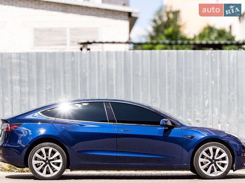Седан Tesla Model 3 2020 в Львове