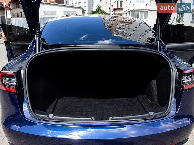 Седан Tesla Model 3 2020 в Львове