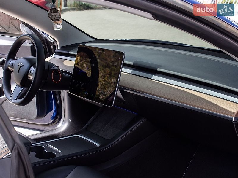 Седан Tesla Model 3 2020 в Львове