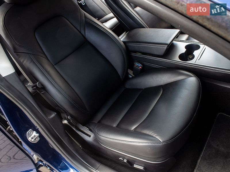 Седан Tesla Model 3 2020 в Львове