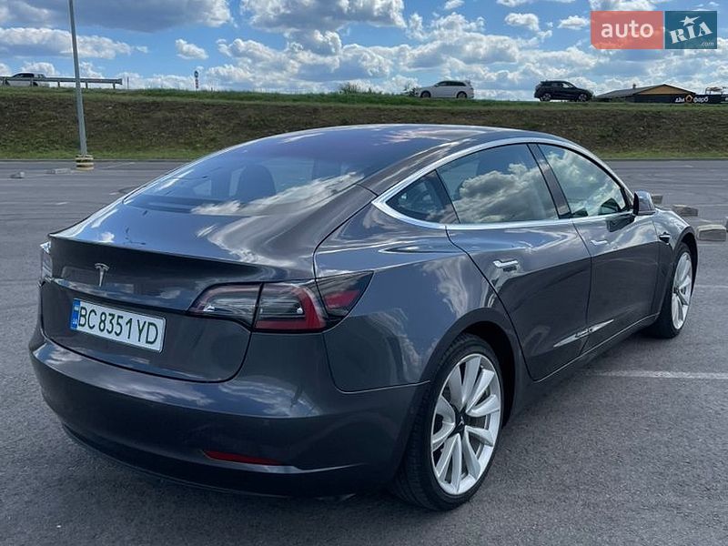 Седан Tesla Model 3 2018 в Львове