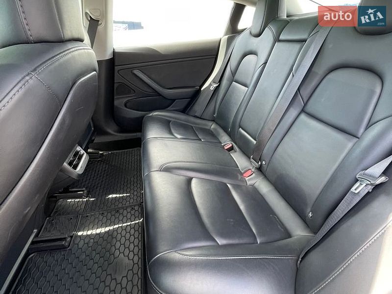 Седан Tesla Model 3 2018 в Львове